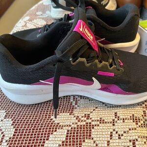 Nike Women's Black and Magenta Athletic Shoes. Night Shifter like new